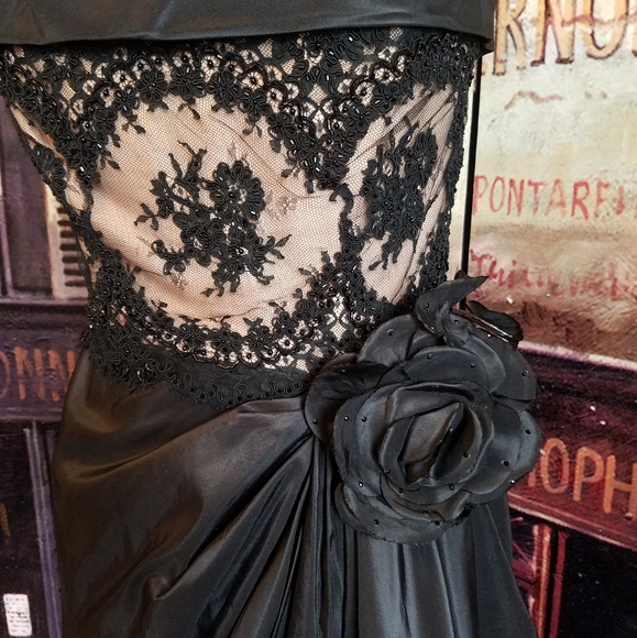 Strapless hand sewn silk gown with rose accent - Picture 7 of 16